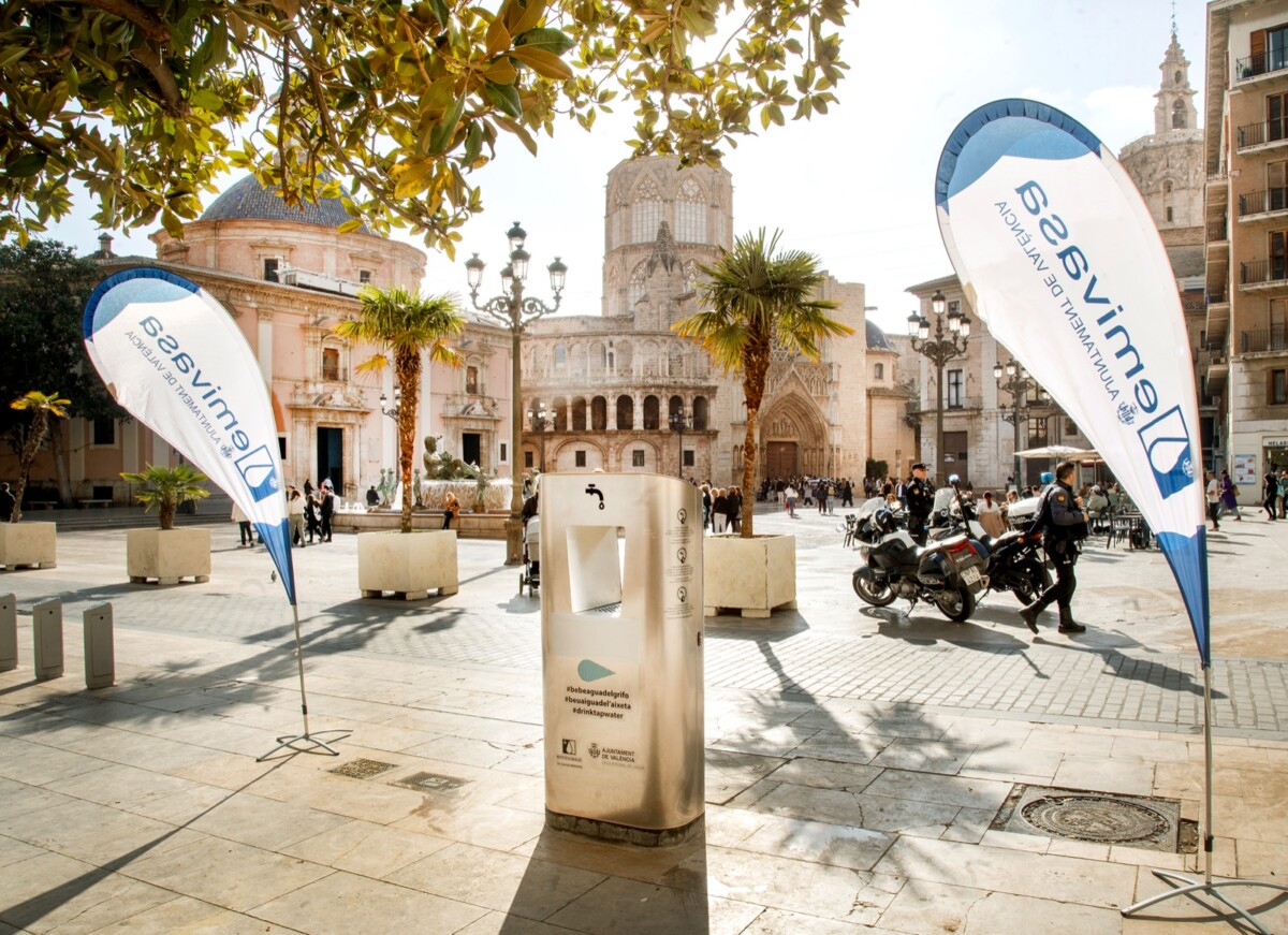 Fuente de agua declorada y refrigerada en la plaza de la Virgen